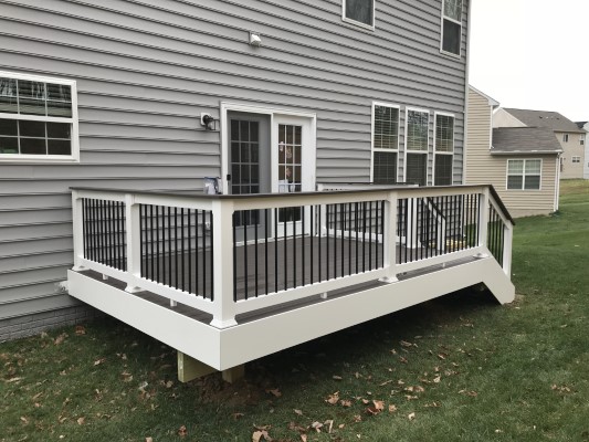 composite deck with aluminum balusters