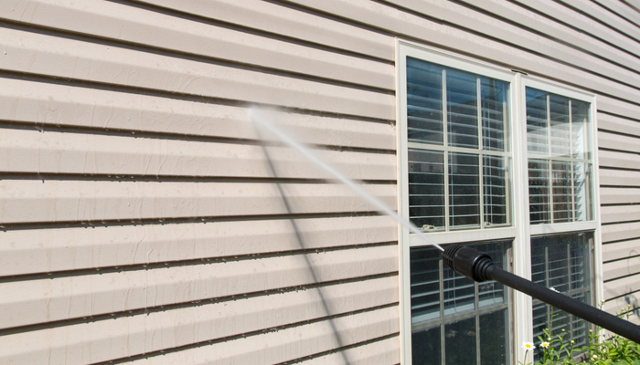 House wall vinyl siding cleaning with high pressure water jet