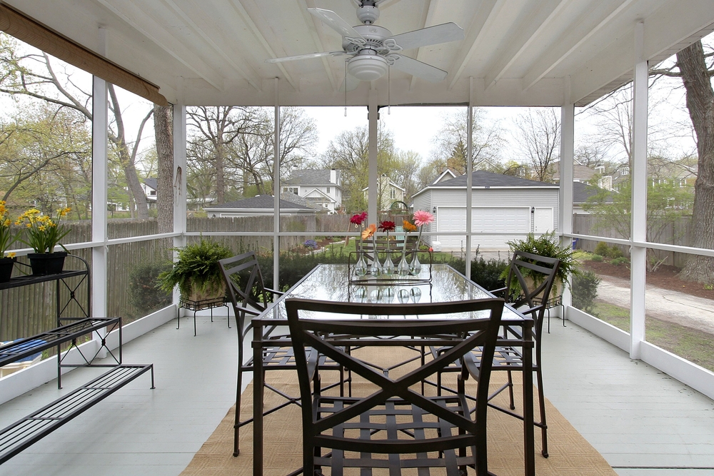 Bug-Free Summer Days: Why More Homeowners Are Choosing Screened Porches